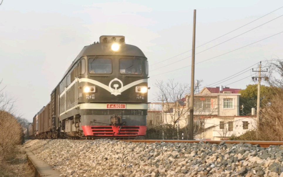 df4b9091牵引货列通过皖赣铁路乐平市菱田村段