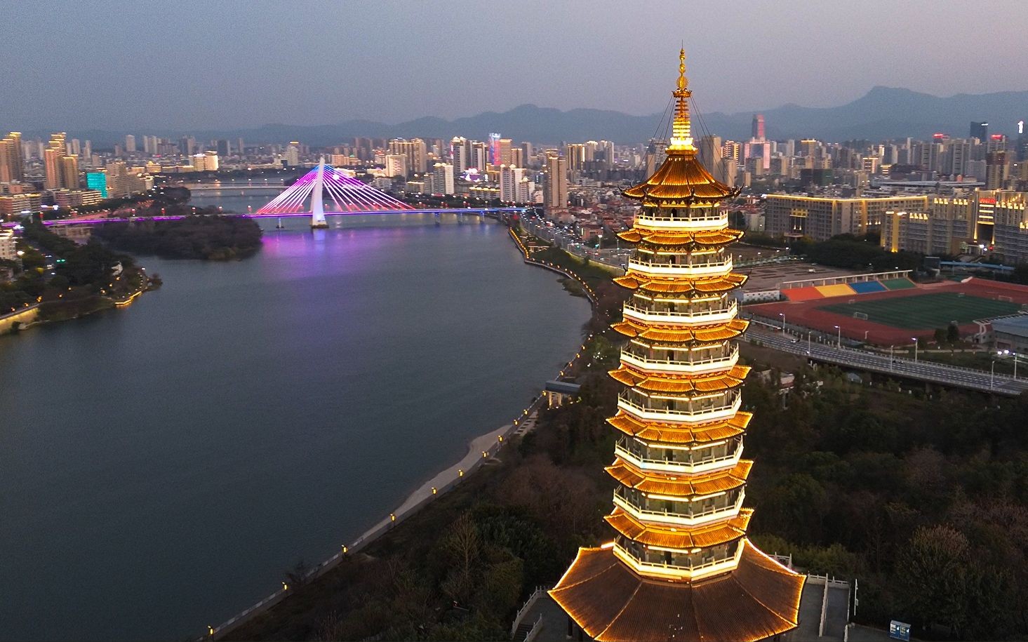 【4k】航拍镜头下的赣州翠浪塔夜色