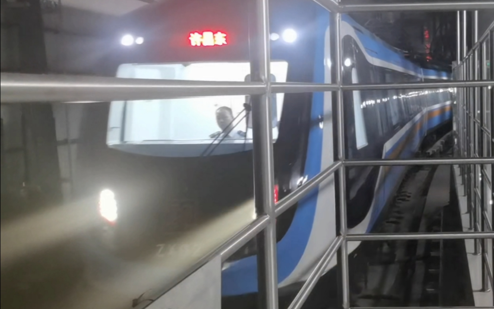 轨道交通郑许线列车zx02进长安路北站始发