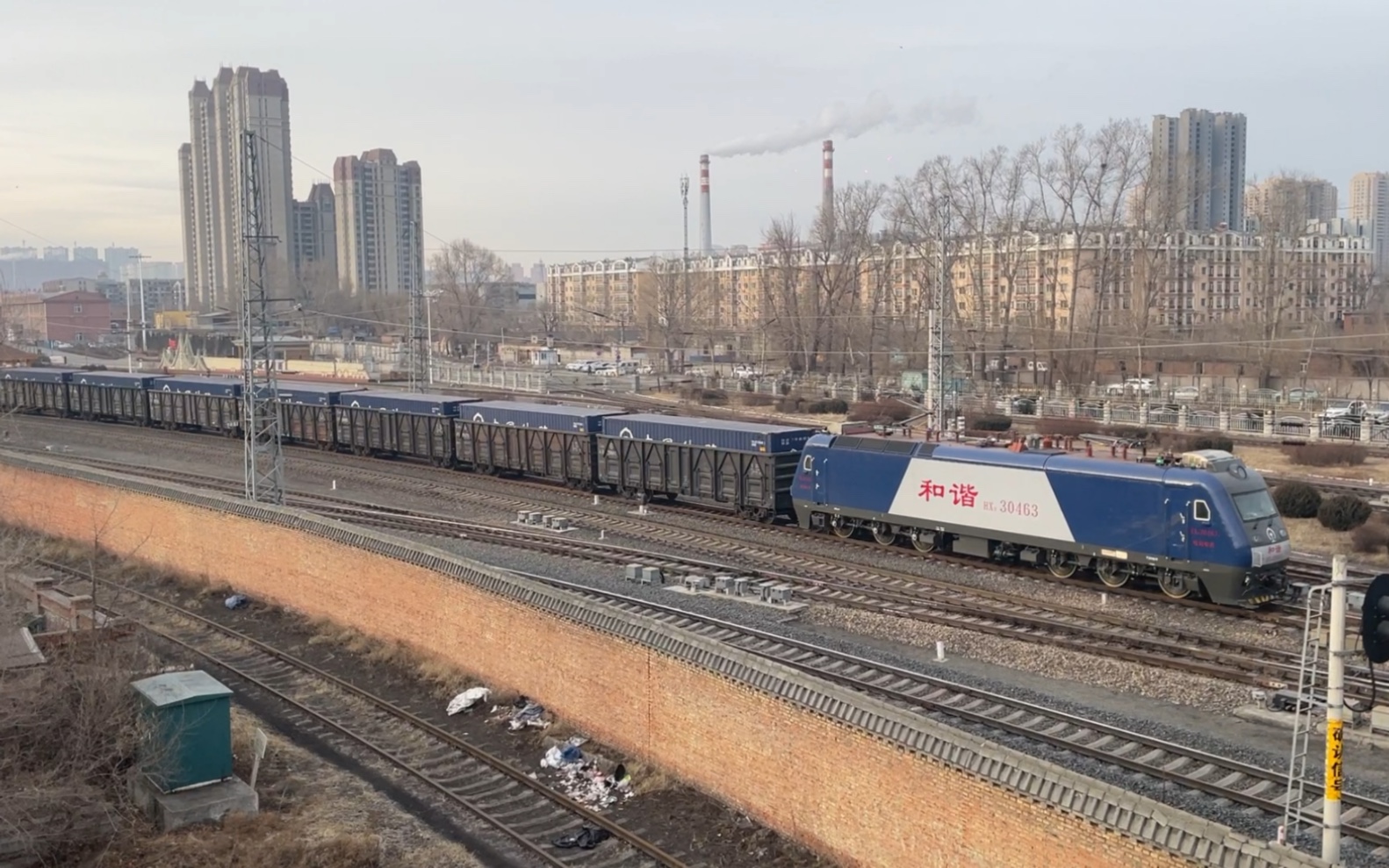 哈局哈段hxd30463牵引集装箱敞车棚车平车编组的货物列车进入哈尔滨