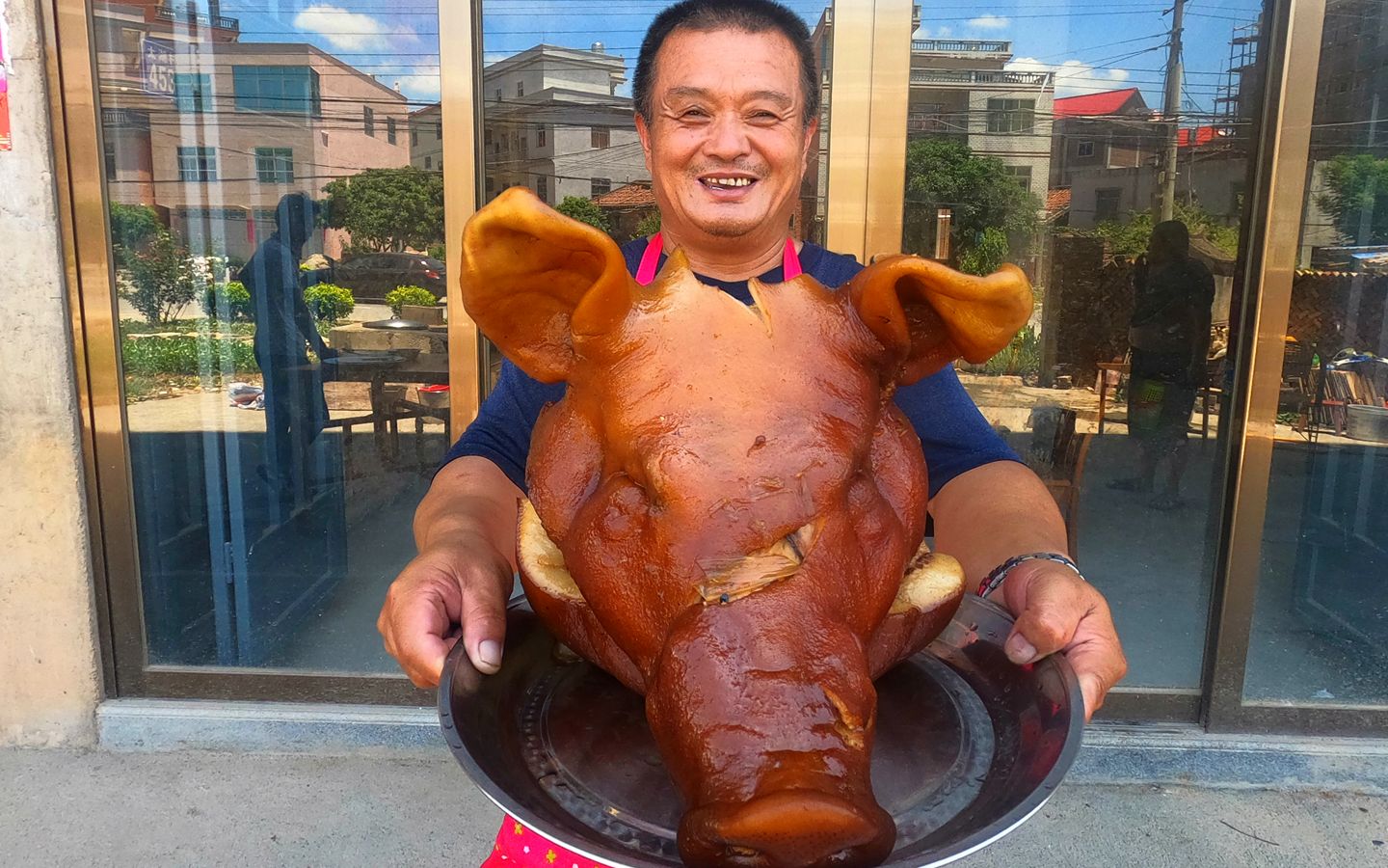 花213买个14斤大猪头,用农村土灶卤上2个小时,味道好极了