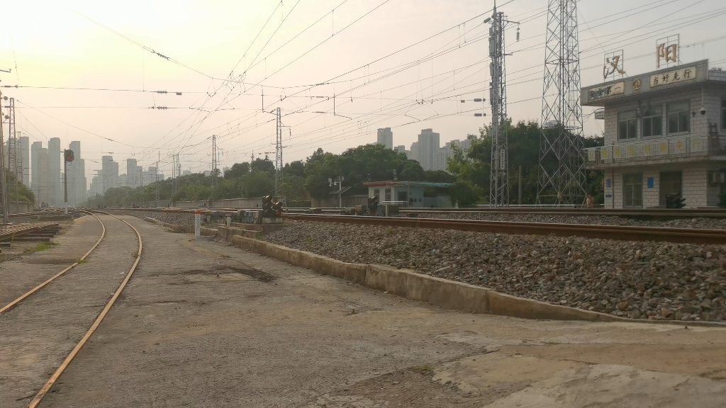 晚点的z126次列车(厦门北-兰州)通过汉阳站