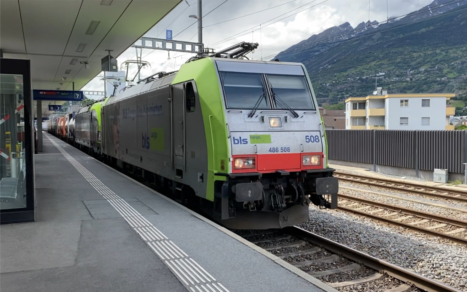 瑞士bls铁路br486/re475电力机车双机牵引货列通过visp菲斯普车站