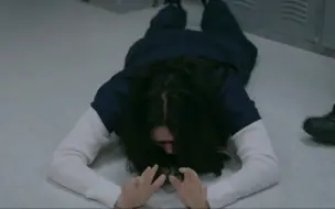 下载视频: OITNB女子监狱｜S7 EP02｜Alex cut ①｜女狱警发现Alex被逼 跟踪缴货