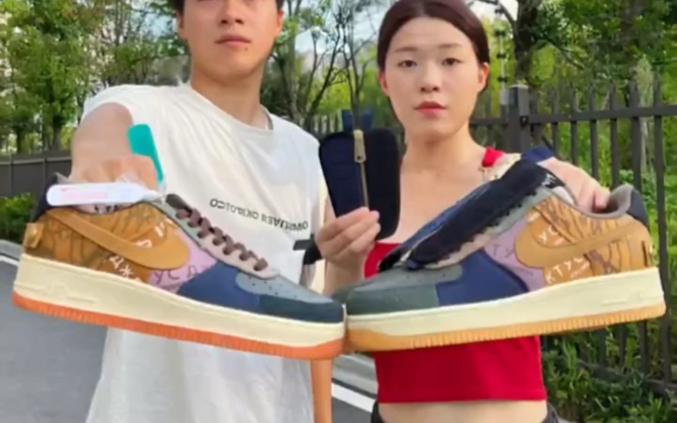 穿着空军ts空军联名鬼脸拼接,路人说我腿挺白,但是鞋子是一眼假?