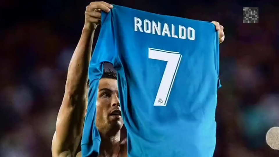 绝代双骄,你来我往!c罗霸气回应梅西,在诺坎普展示肌肉晒7号球衣.