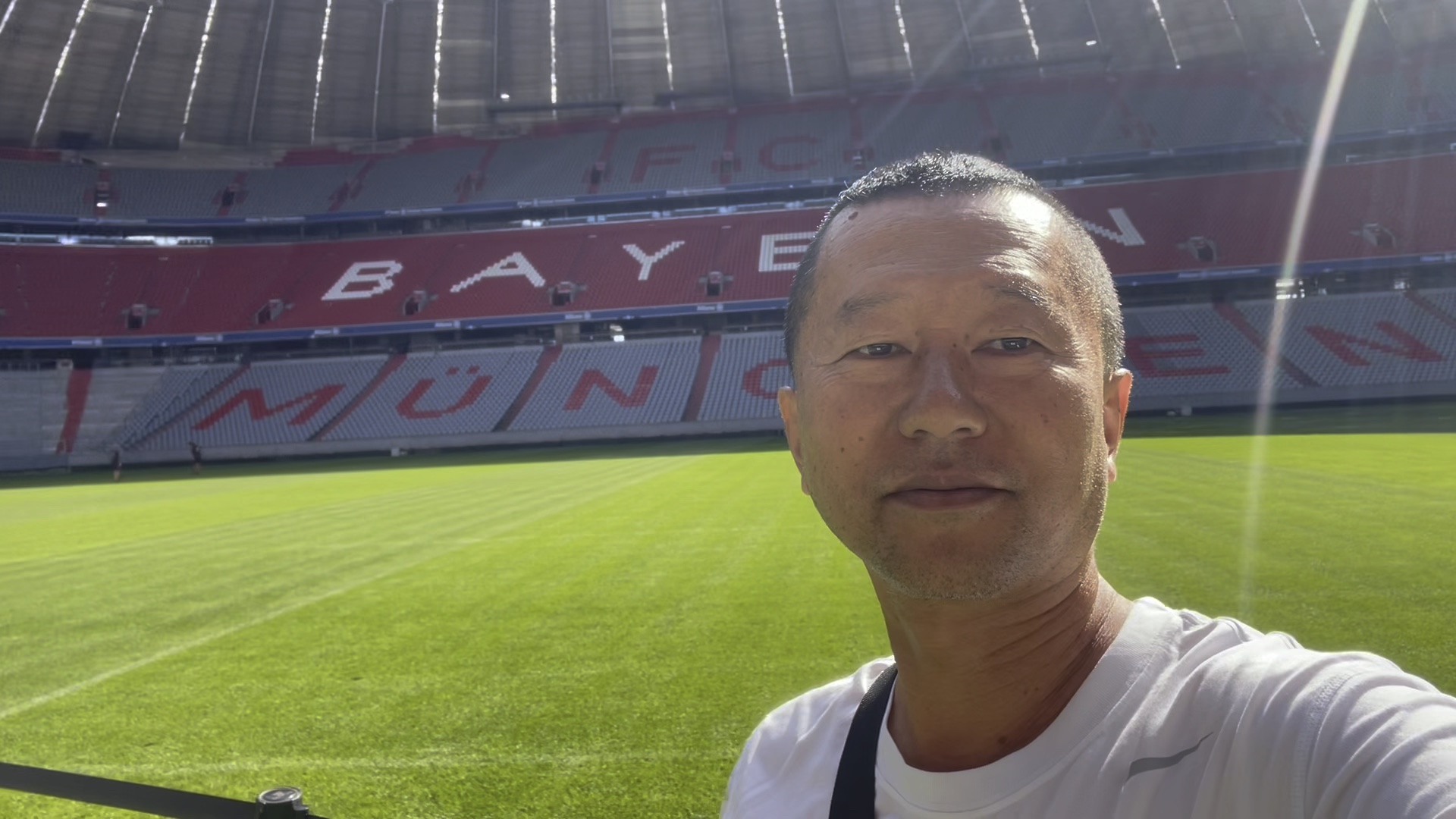 老大2024年旅行(23)老大在慕尼黑M㼮chen( Munch)的安联球场 (Allianz Arena):足球的殿堂,拜仁的家哔哩哔哩bilibili