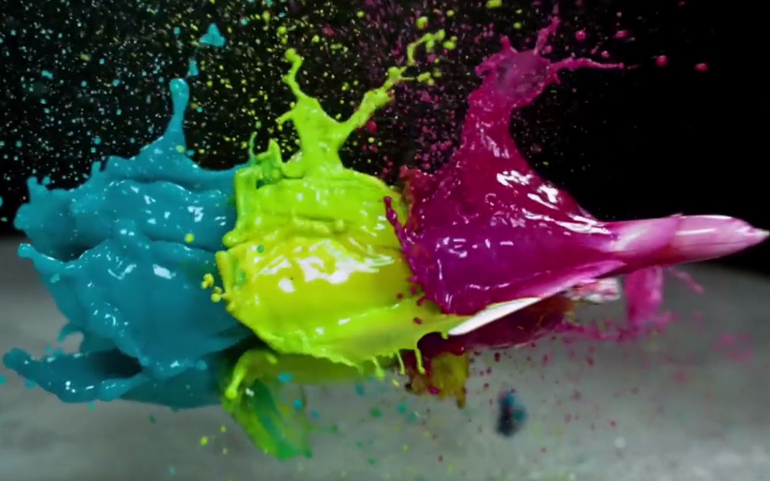 液体在高速摄影机下360度环绕升格镜头下会是什么样的?