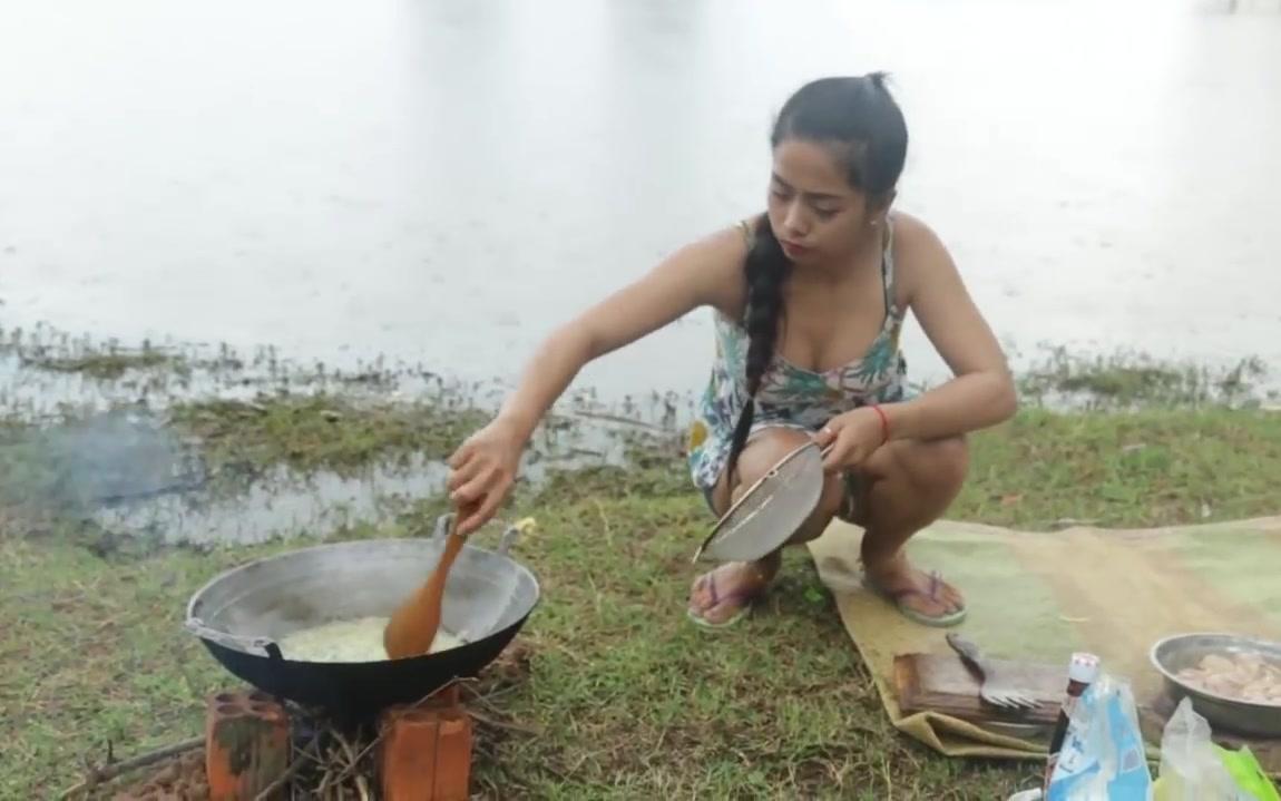 [图]village food factory - amazing girl cooking _ Asian food (720p)