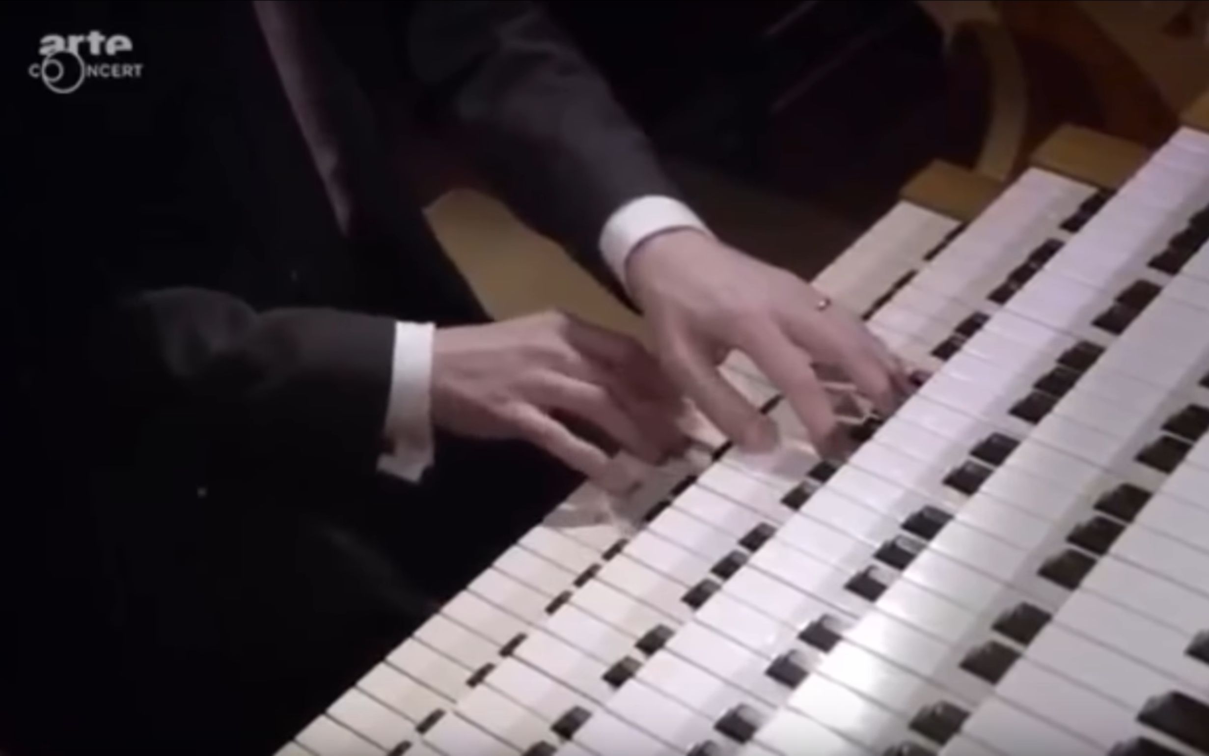 [图]【巴黎圣母院的管风琴】巴赫C小调帕萨卡里亚与赋格 Organists of Notre-Dame play Bach Passacaglia and Fugue