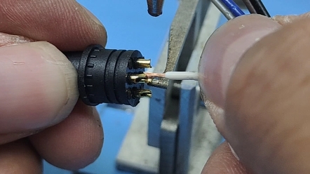 5芯航插头焊线,焊点漂亮,好高效的焊锡机.