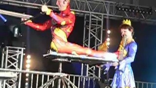 男子柔术杂技转腰180度