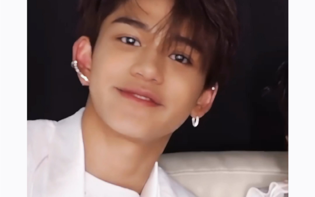 活动  [黄旭熙lucas]"所以看到我笑她的心情也会很开心"