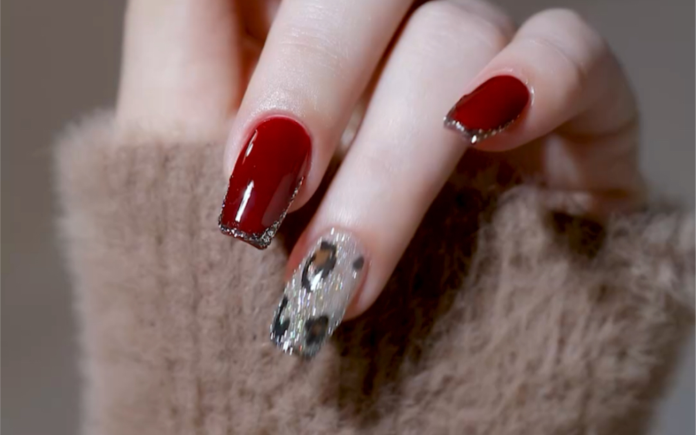 今天分享一款气质满分的酒红色圣诞美甲款式#显白美甲#圣诞美甲
