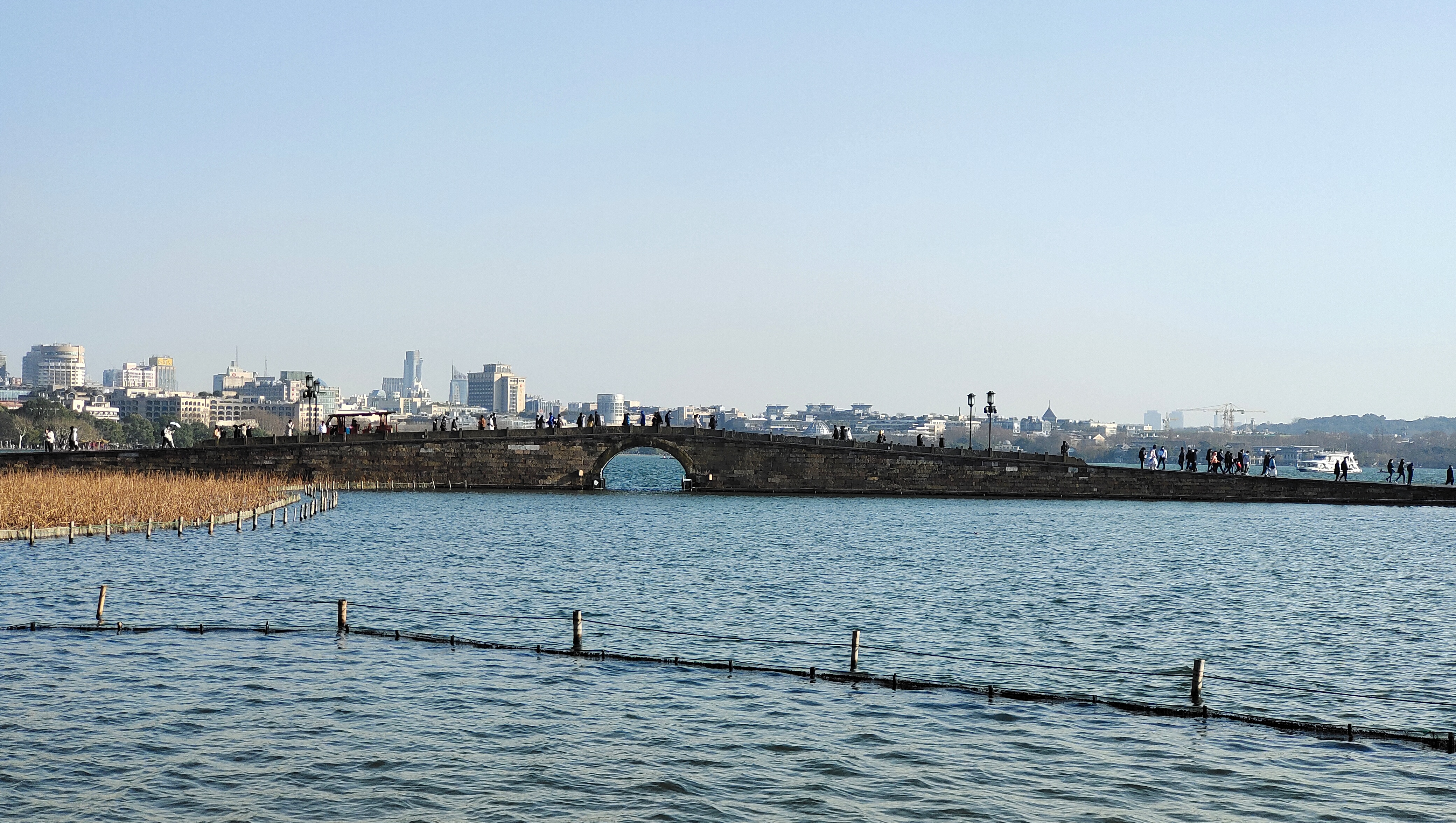 天堂杭州美麗西湖斷橋,見證白娘子與許仙愛情傳說,絕美景色如畫