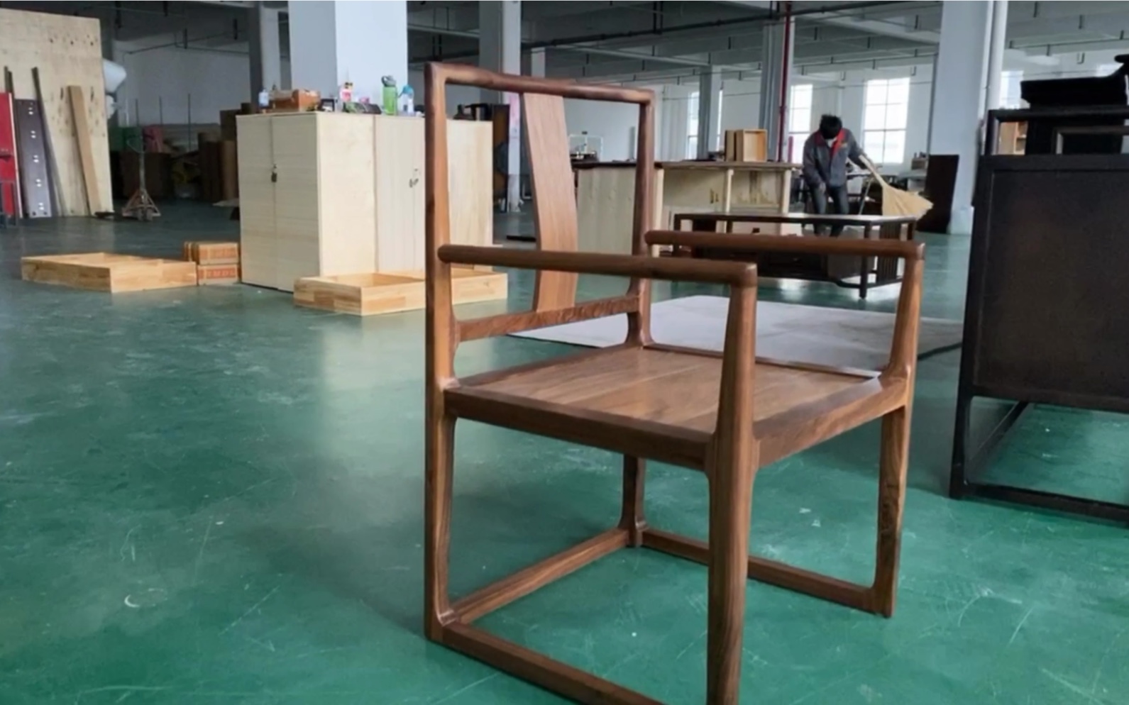 家具小木匠日常出货-新中式家具,黑胡桃休闲椅和白蜡木制做浅胡桃色