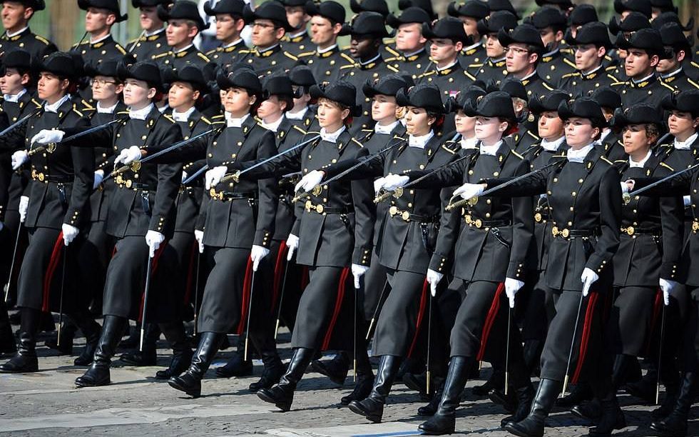 法国阅兵士兵佩剑跟着音乐节奏走的很不错