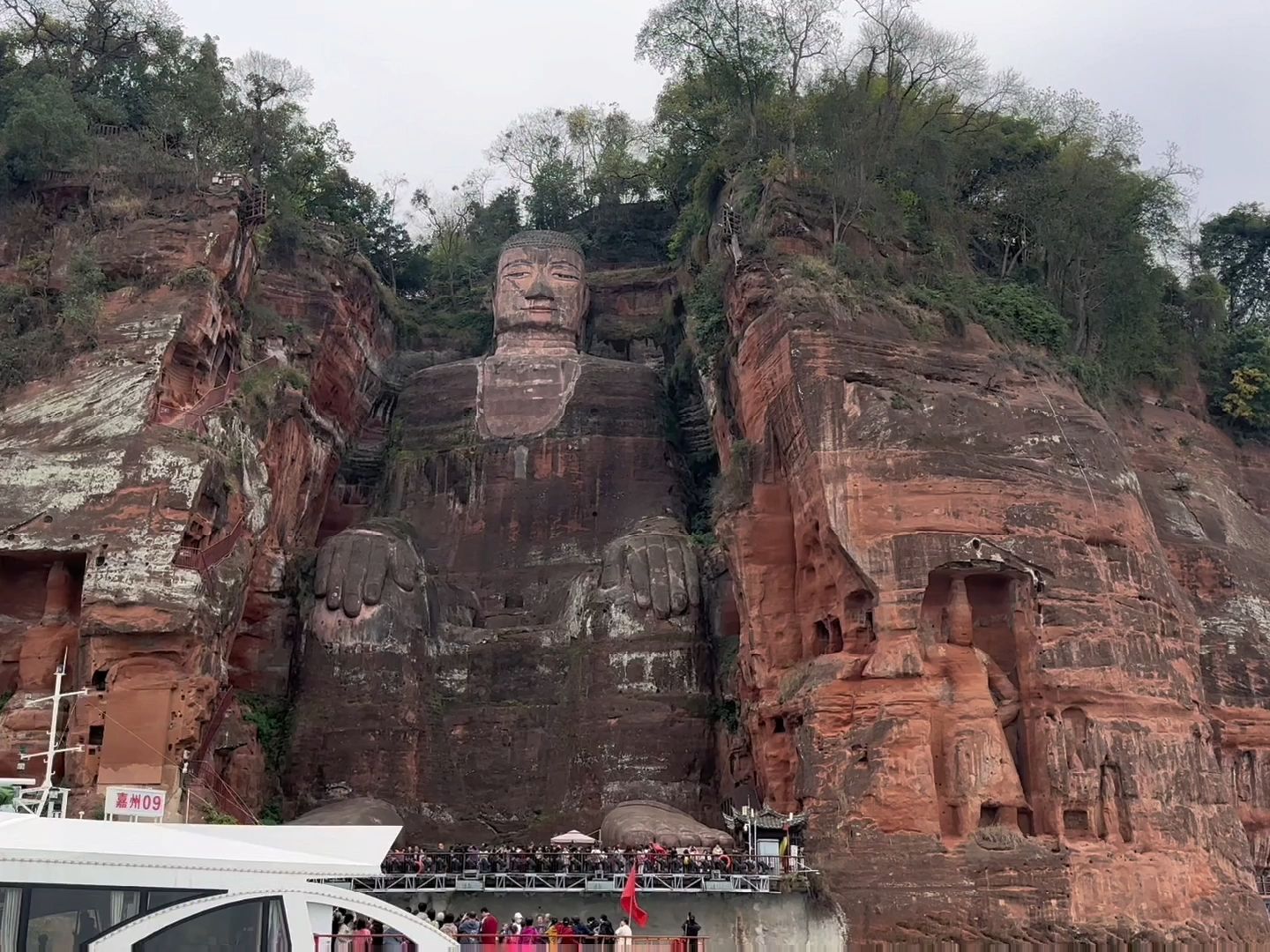 都来许愿吧!乐山大佛