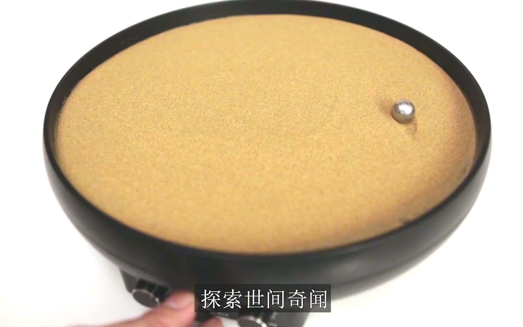 将钢珠放在沙子上会有什么现象?男子亲测,结果让人大开眼界!