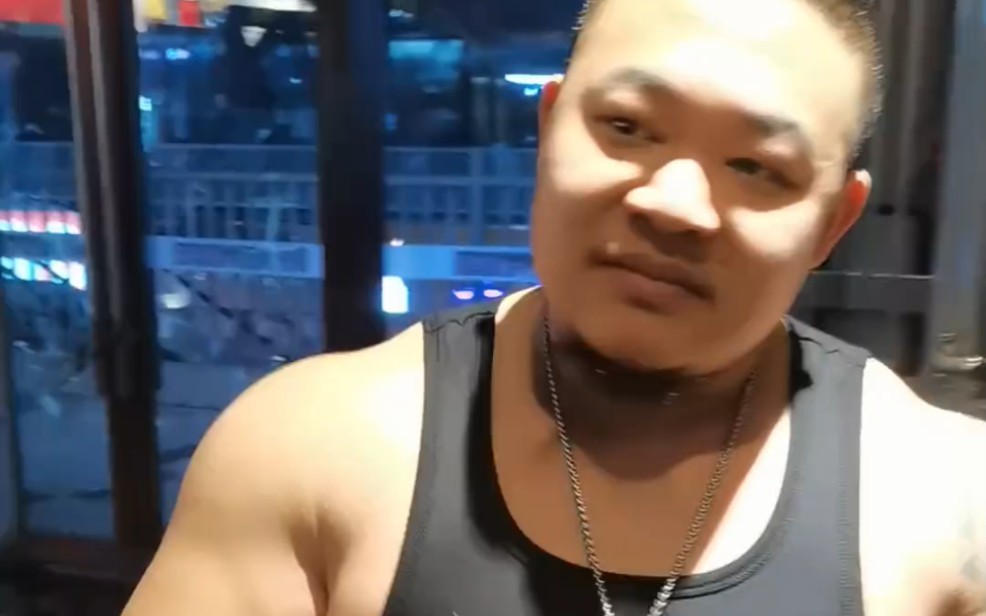 阿诺被亲戚吐槽长得太肥,气的阿诺当场掀桌子