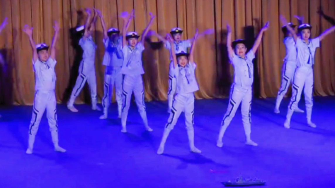 今天化身小海军参加小学艺术节演出!
