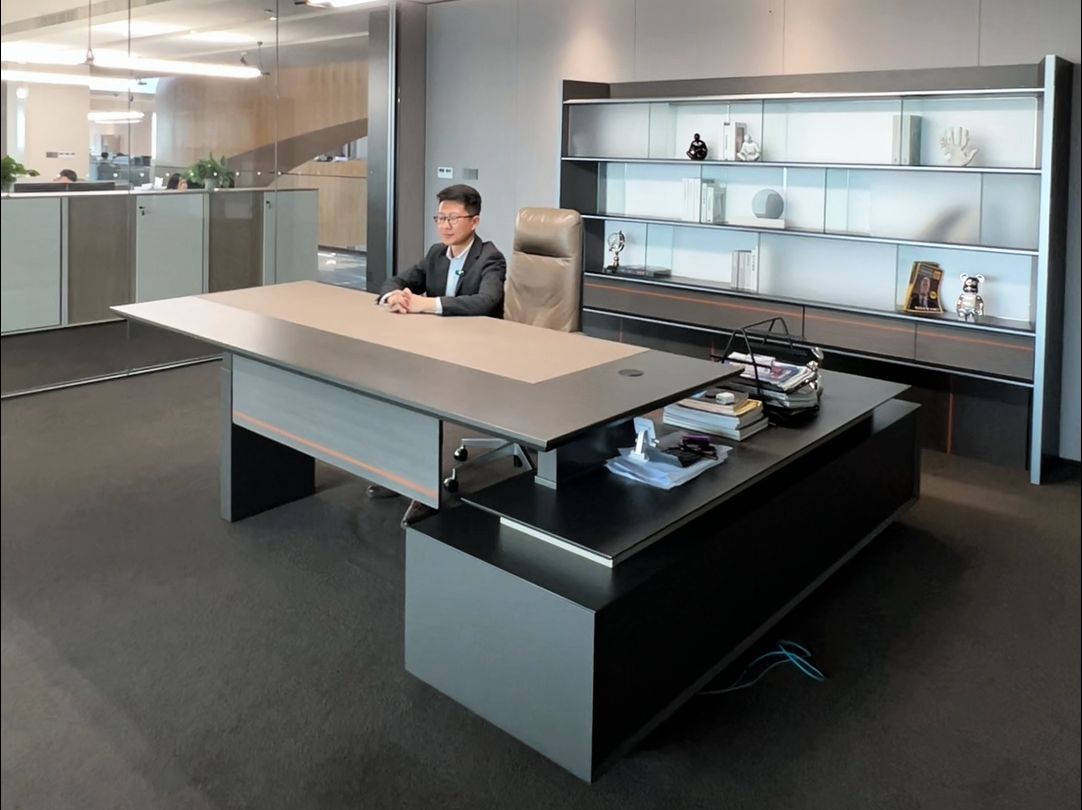 智能升降老板桌加上实用性茶台,打造舒适办公空间!