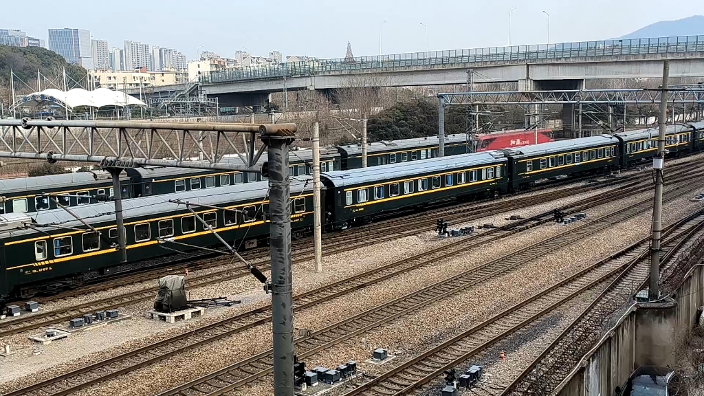 t151和k187飆車出南京站,本務分別為df11-0404和hxd3d