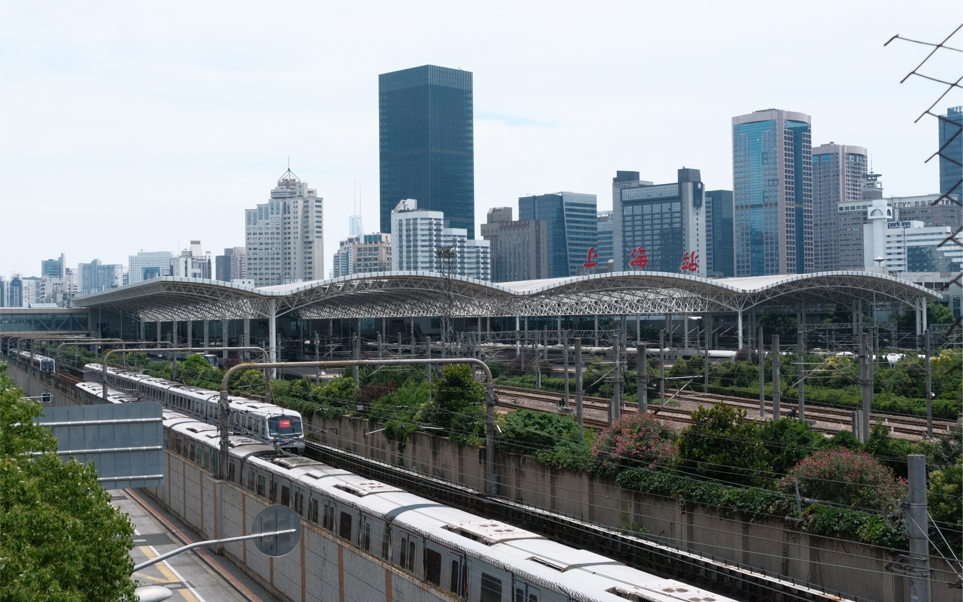 【铁道随拍】上海站 恒丰路桥 上海地铁明珠线 03a01型列车交会_哔哩