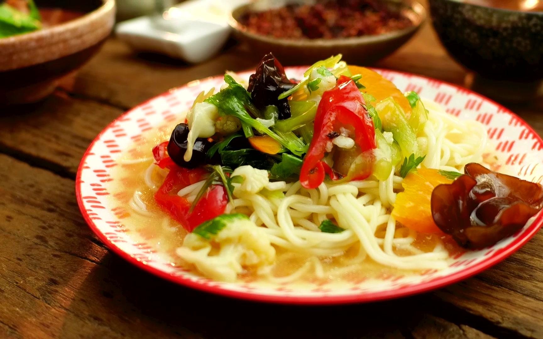 【正儿八经的兰州凉面都是摔粗来的】 @度良本草