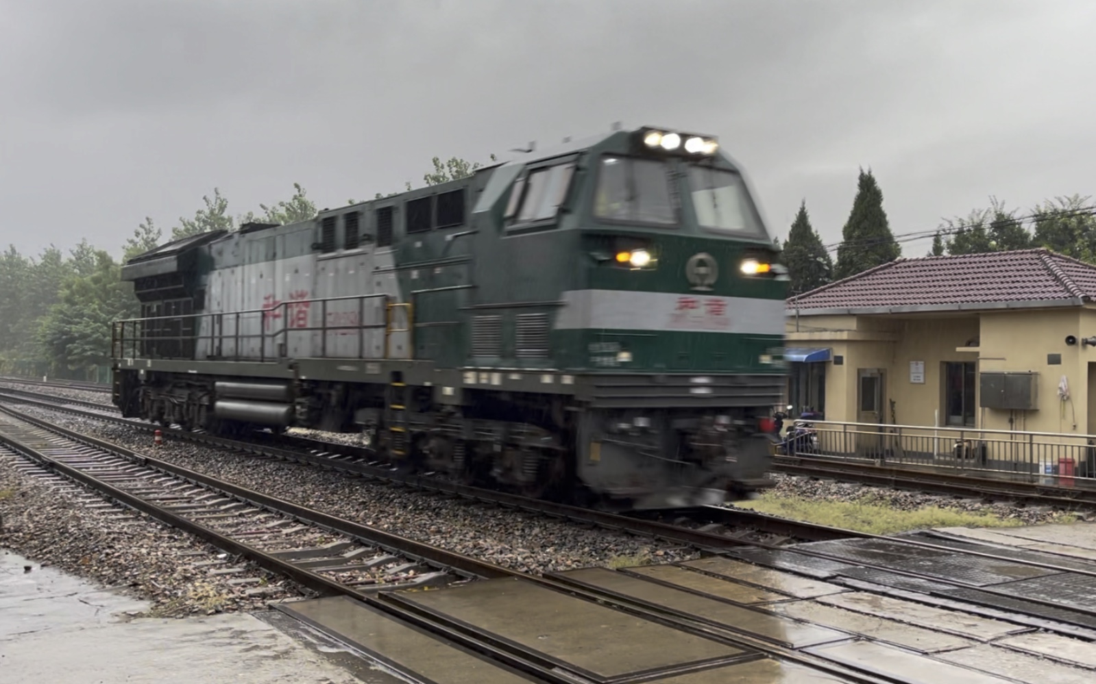 雨中拍摄:宁芜铁路hxn5单机上行通过当涂县提署路道口.