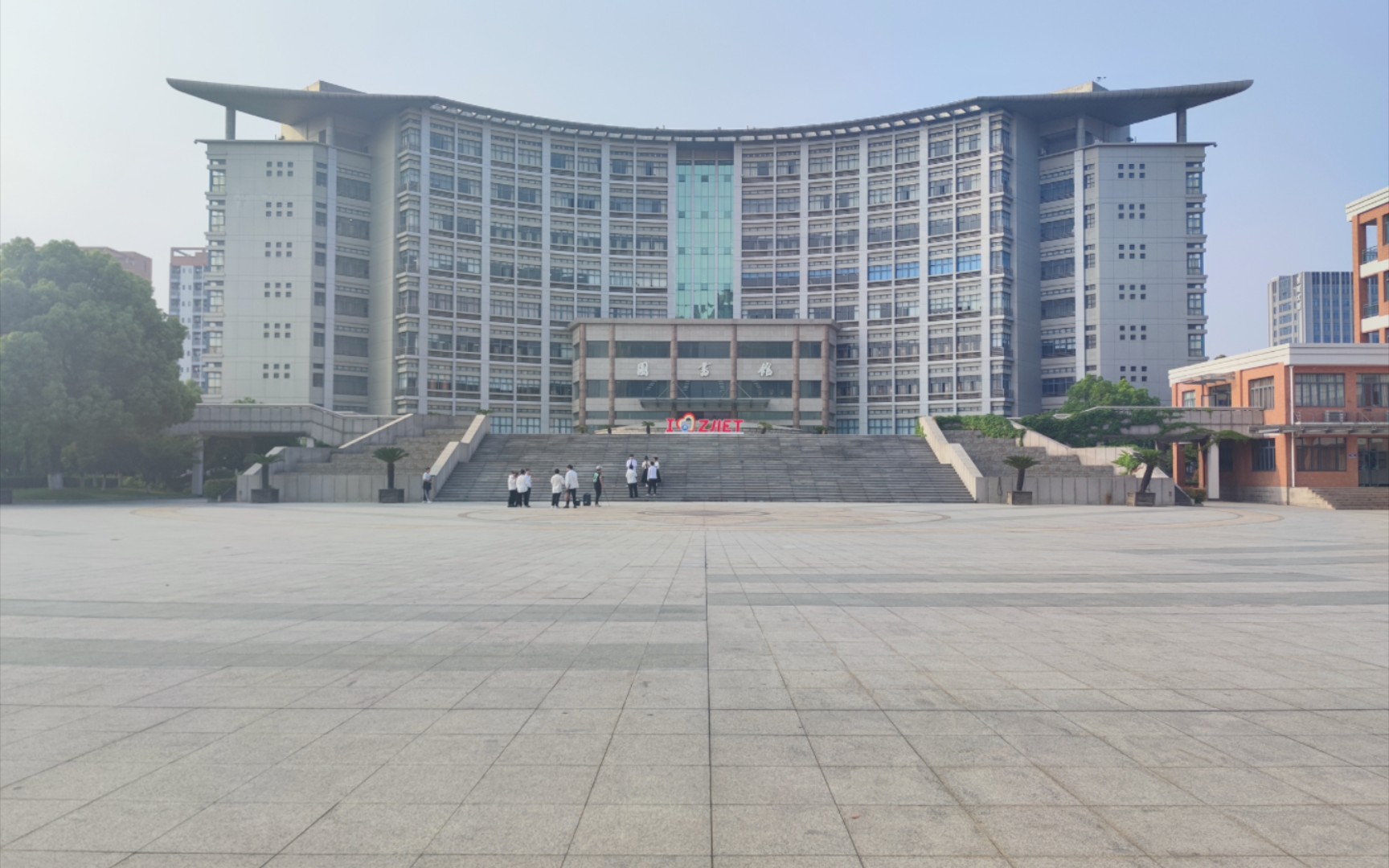 【校园·竖屏】疫情三年首次对外开放 浙江经贸职业技术学院校园闲逛