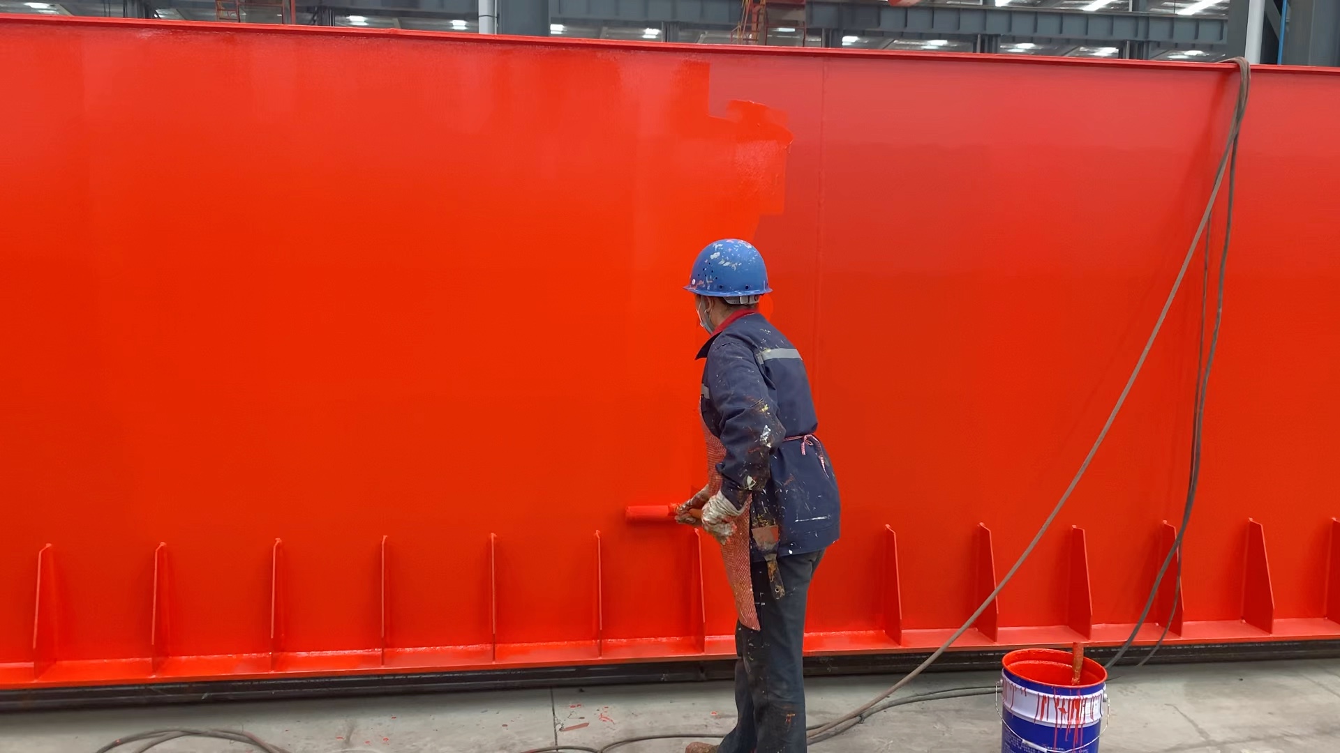 索顿水漆 水性工业漆 起重机行车涂刷现场滚涂教学 这种涂刷手法会使