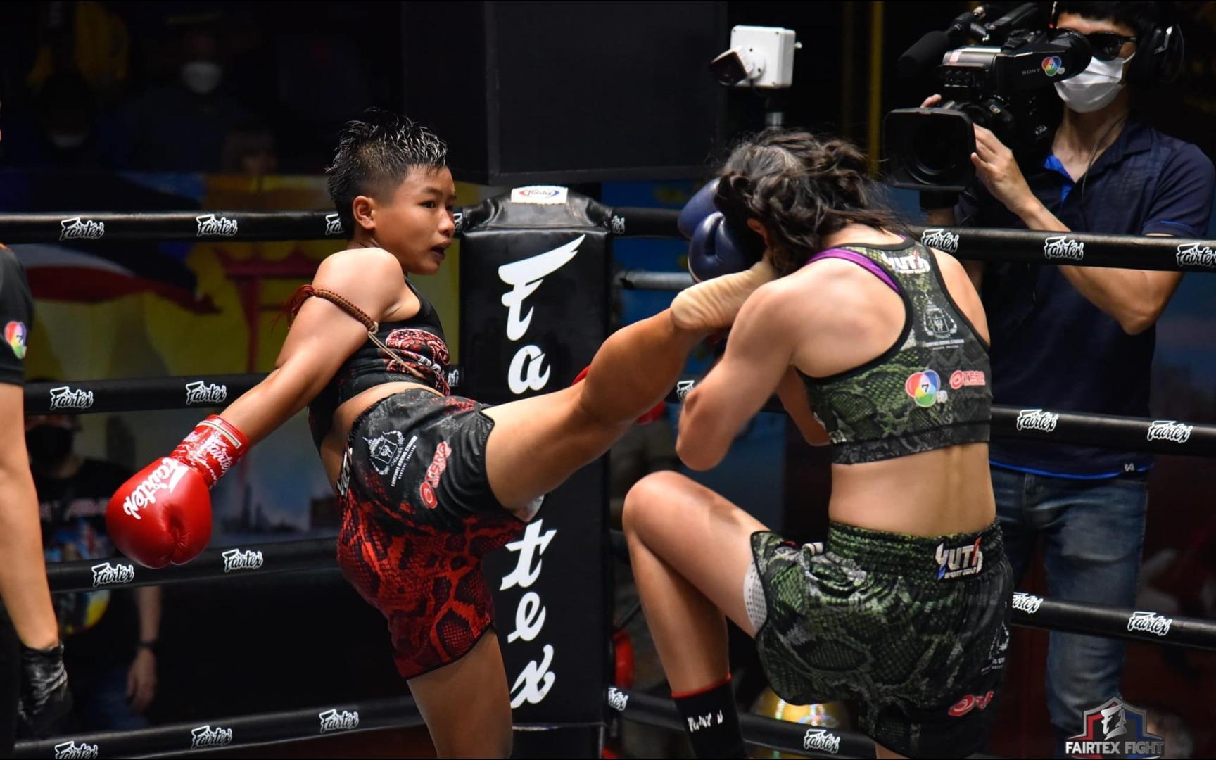 极限泰拳女子51公斤级泰国选手农迈vs泰国选手佩奇瓦林