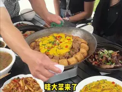 Descargar video: 大菜来咯，皖南一品锅，你们吃过吗？