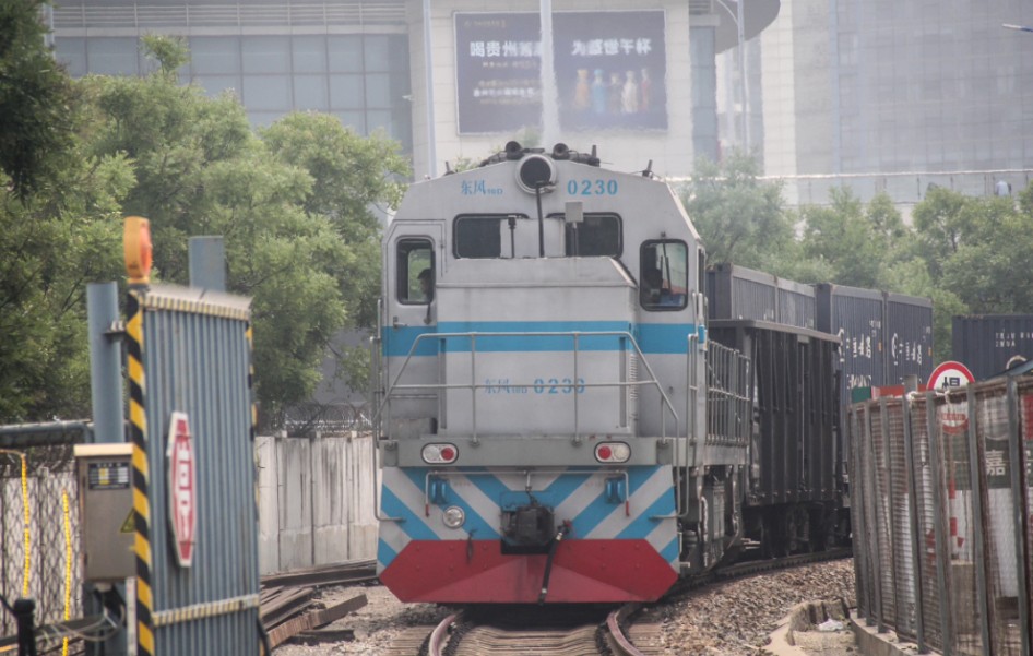 13摄df10d 0230牵引集装箱货列调车作业,三次经过港湾南大道道口