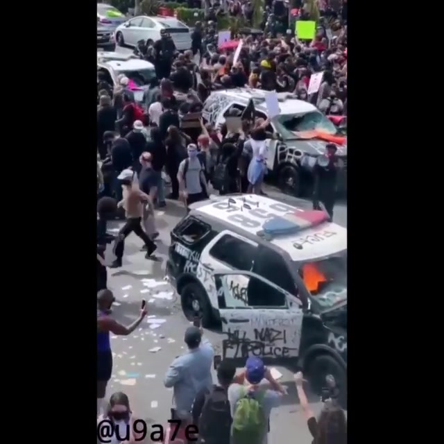 [图]抗议现场美国警车又被烧了，This is america！