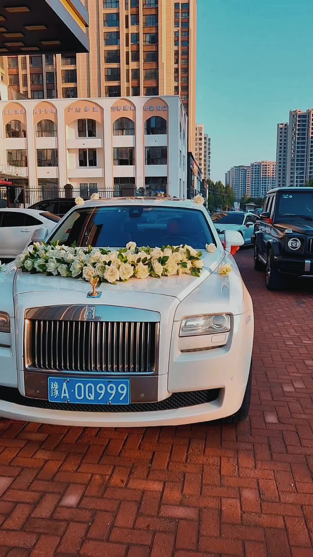 白色劳斯莱斯古斯特