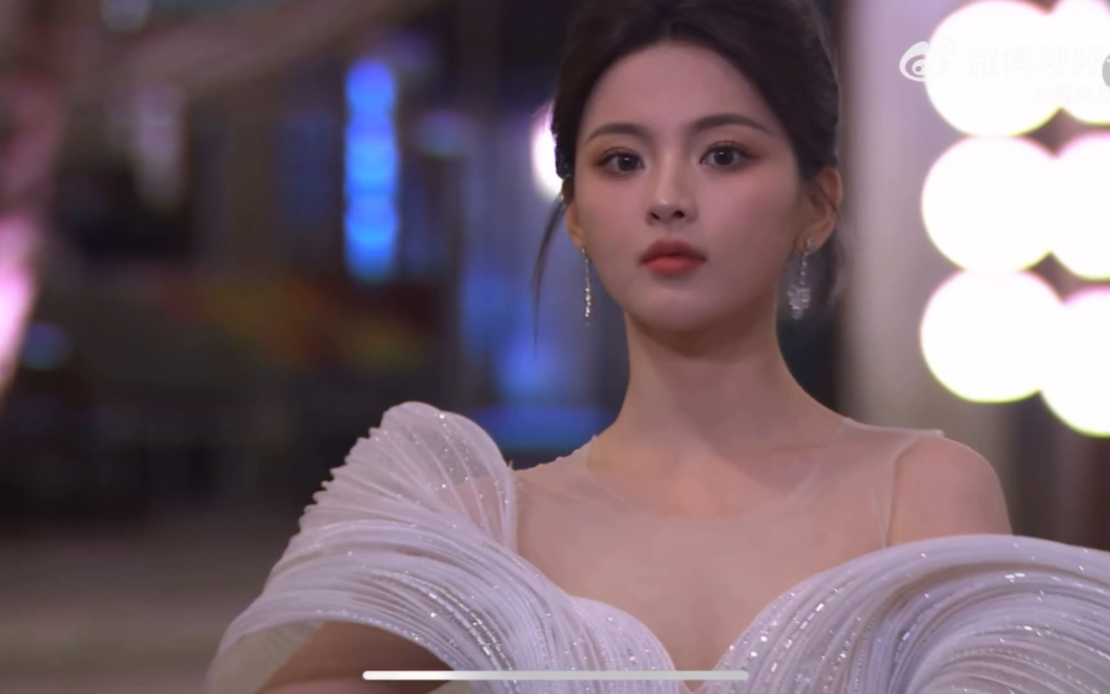 【杨超越】美到失语!一身立体造型白裙月光女神降临