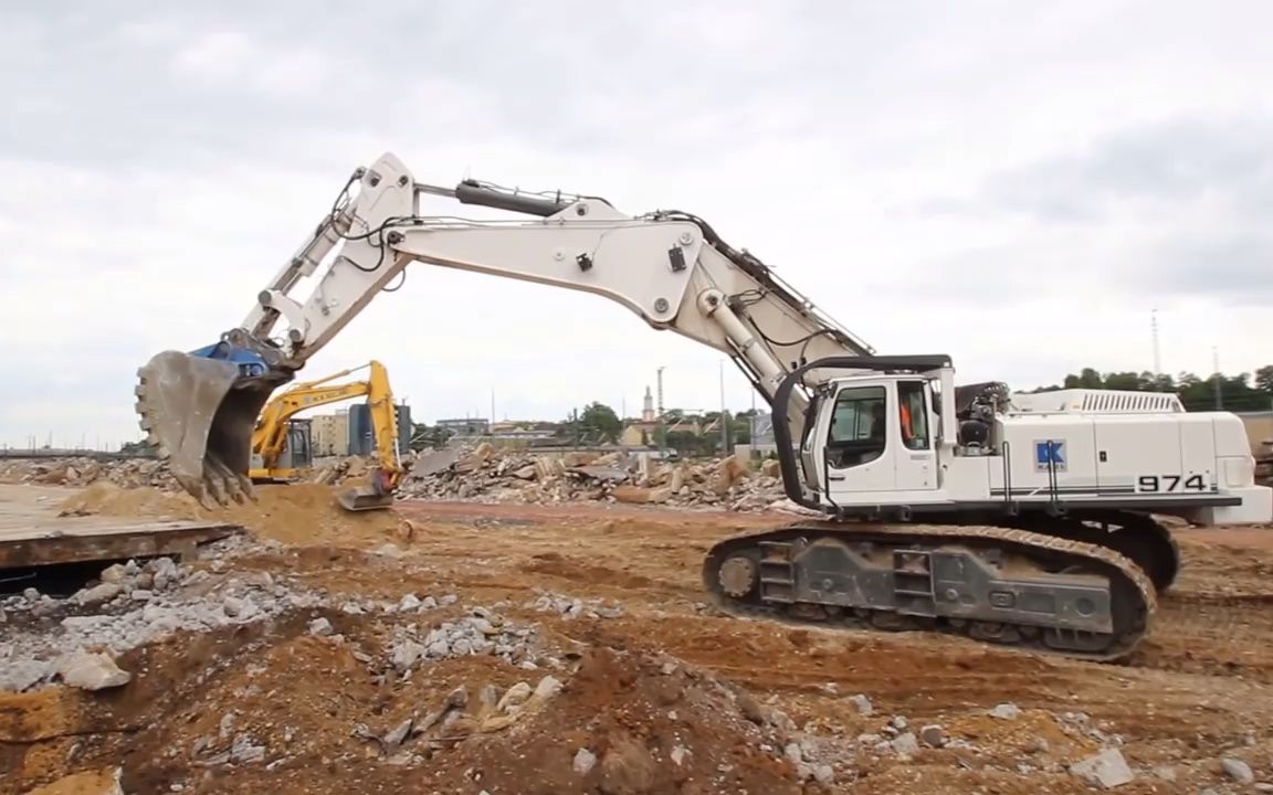 【搬】-利勃海尔 974挖掘机工作中.