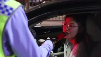 交警夜间查酒驾，没喝酒的司机被查莫名开心，网友：最后一个绝了