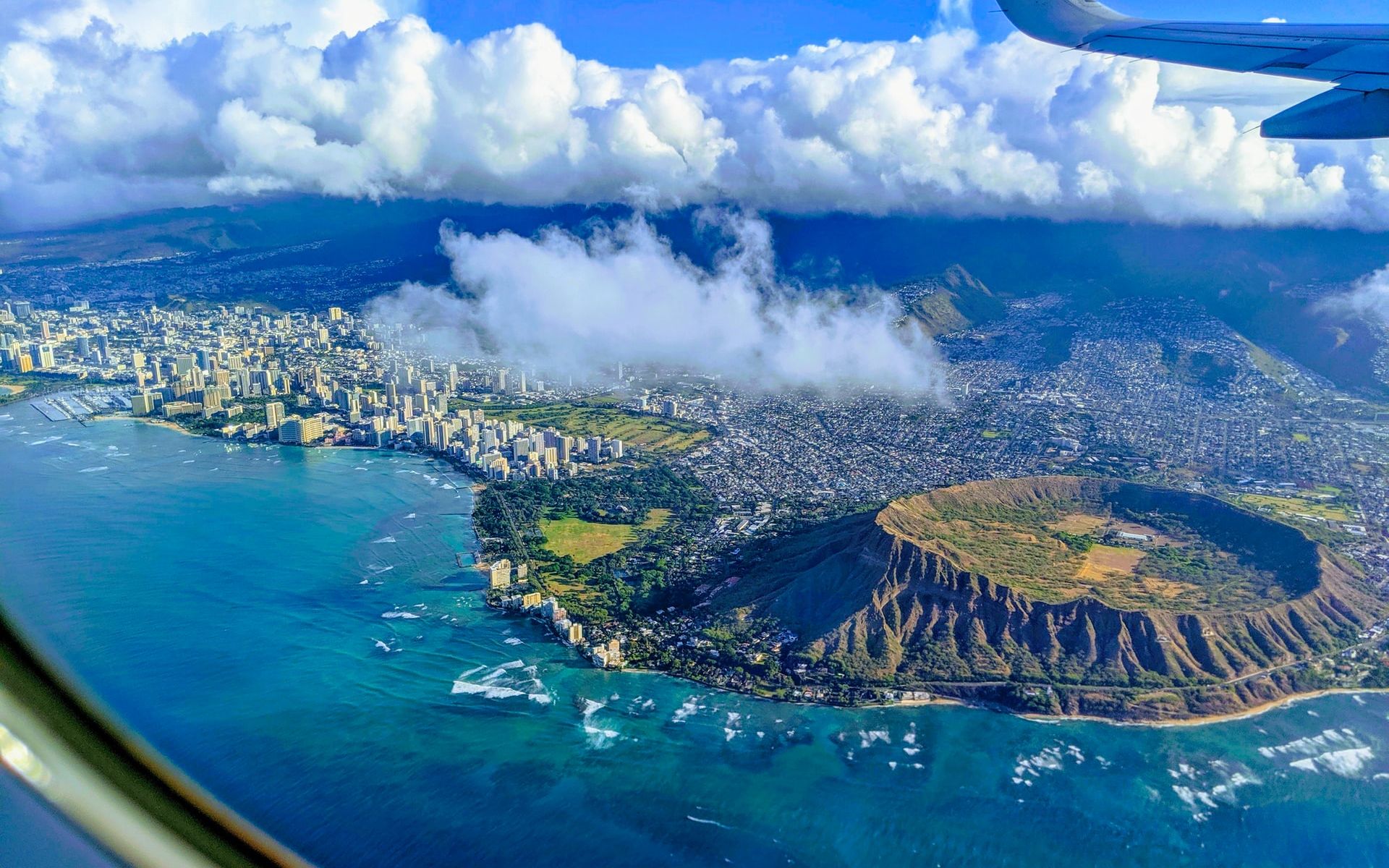 飞机窗口看夏威夷瓦胡岛上的钻石头山火山
