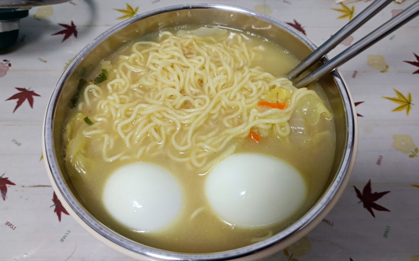 用小电锅煮菌菇鸡汤方便面77白菜77煮鸡蛋