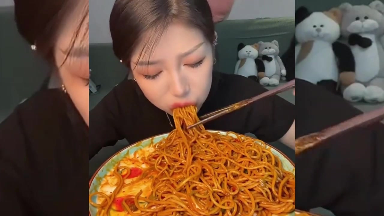 超大盘热干面配俩煎蛋,美女大口全部造完,这样吃也太过瘾了!