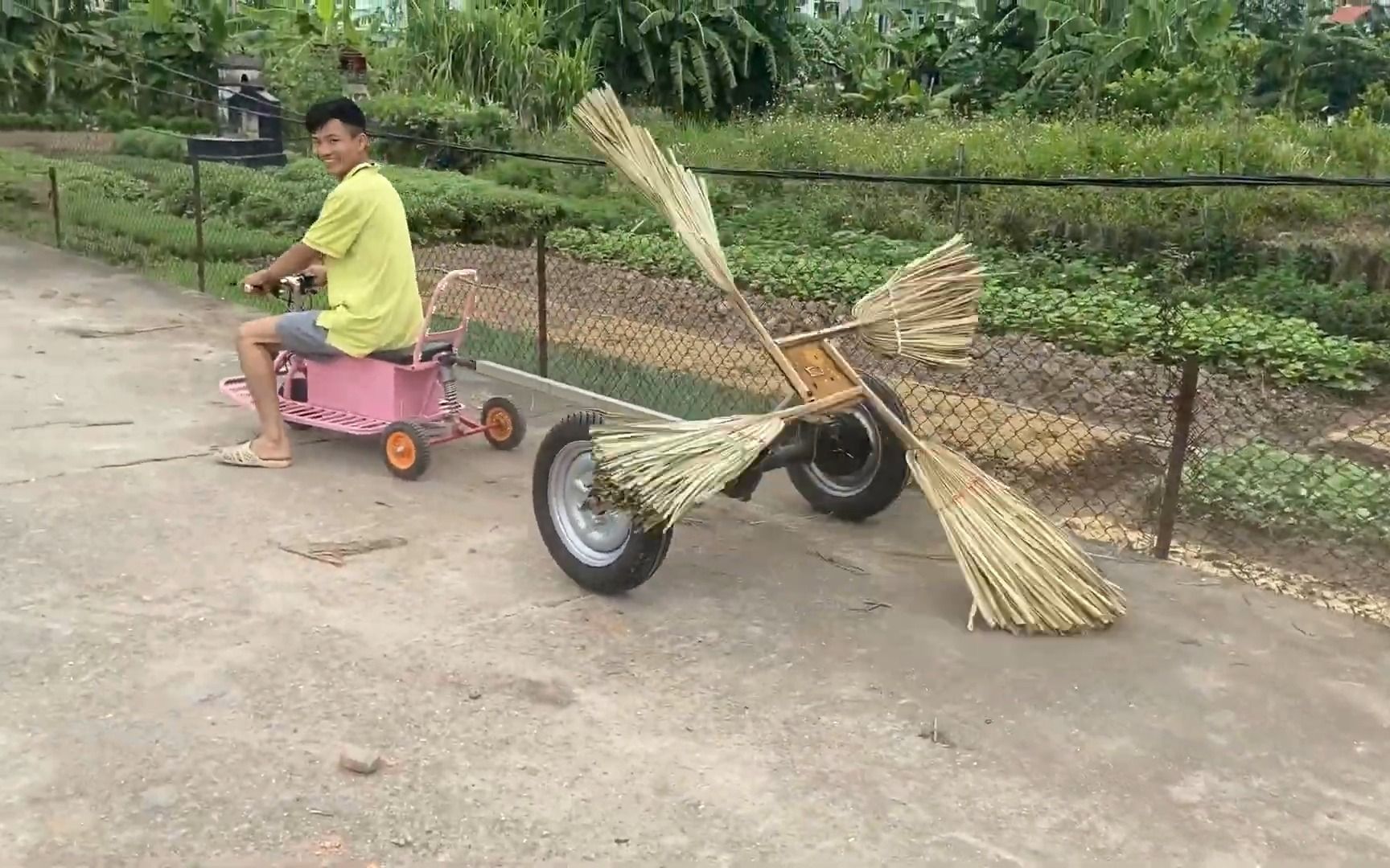农村小伙自制扫地车承包了所有街道清扫走向了人生巅峰!