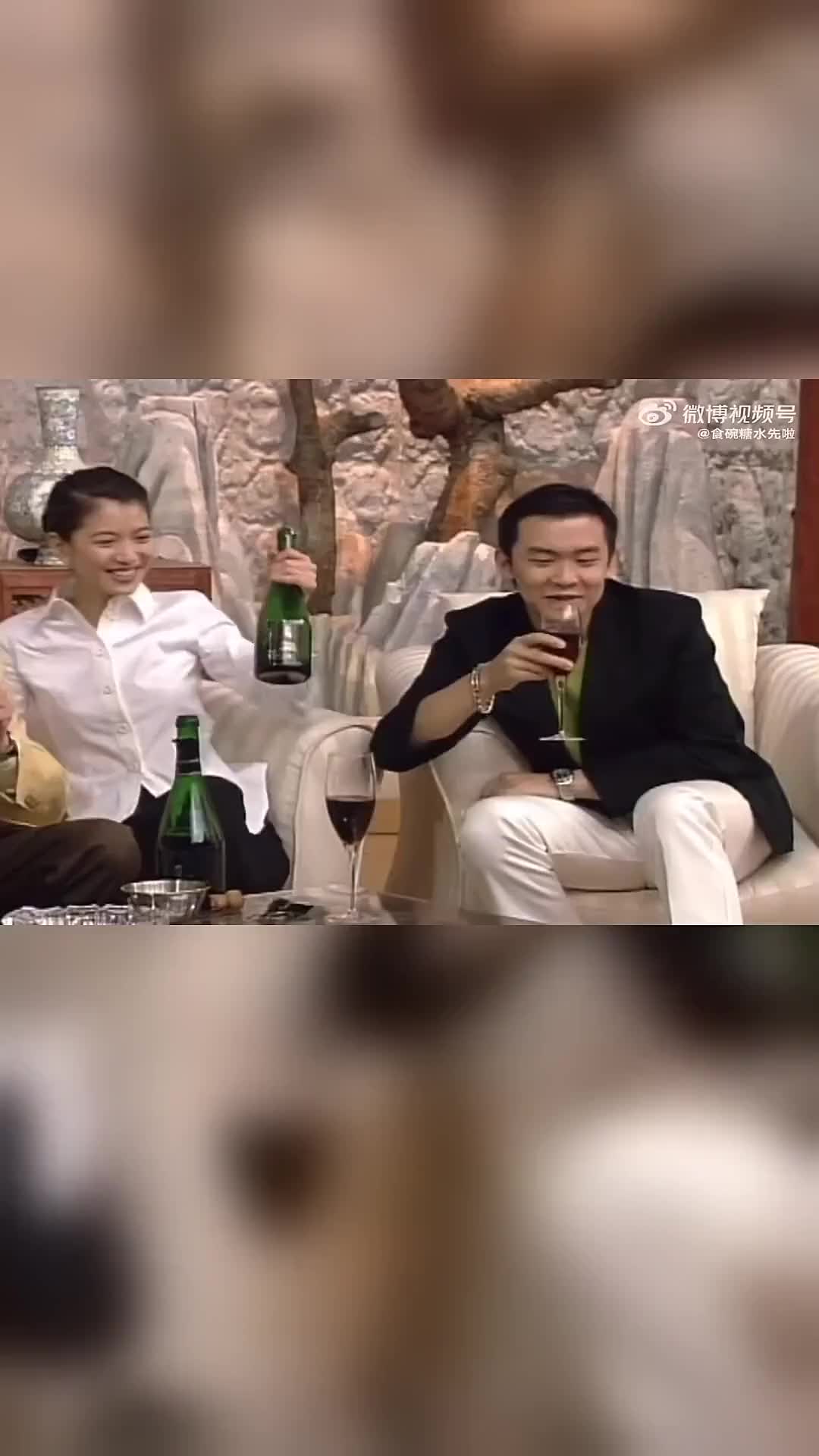 陈小春袁咏仪喝酒聊天氛围好好靓靓人美心善又直爽小春哥以前说话真的