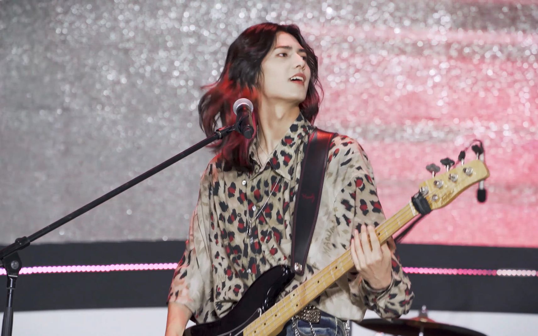 李周演丨221015首尔音乐节饭拍合集丨长发贝斯手又大杀四方了