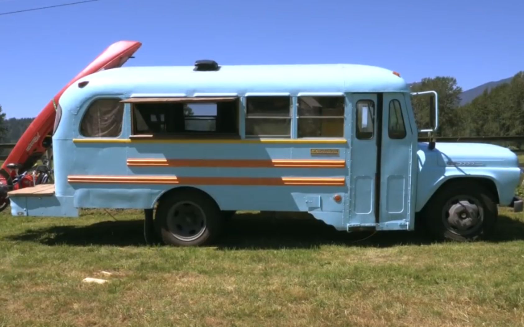 用4500美元将1959年的老校车改造成房车