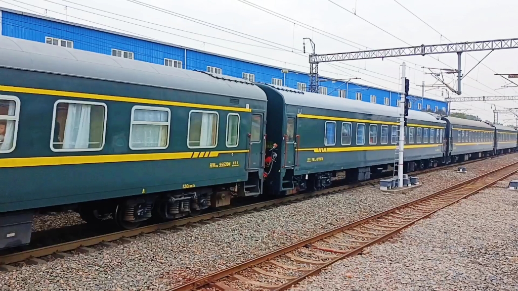 客车k246次兴平站两道通过交汇客车z105次兴平站一道通过