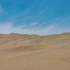 炎热的沙漠，在炽热的太阳下，沙子是抓不起来的。