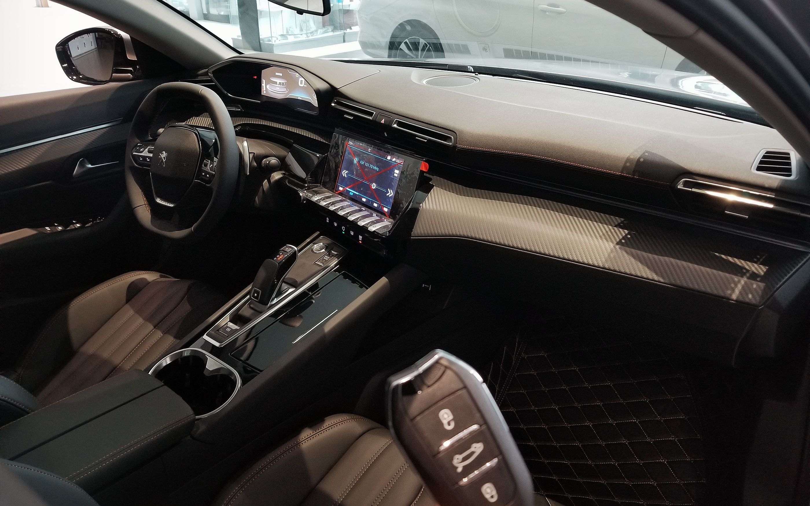 标致也算背水一战!508l降至13.97万,超跑内饰,比国产还便宜!